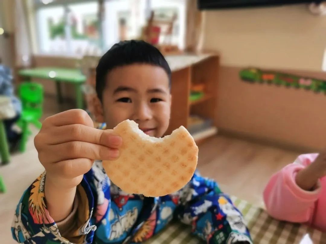 小班幼儿饼干体育活动