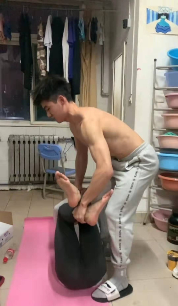 男男体育生寝室